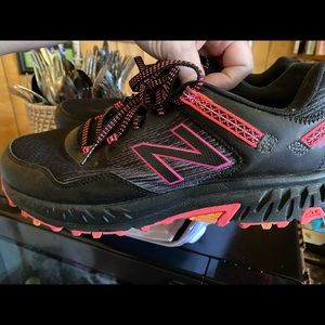 Women size 11 new balance tennis shoes.